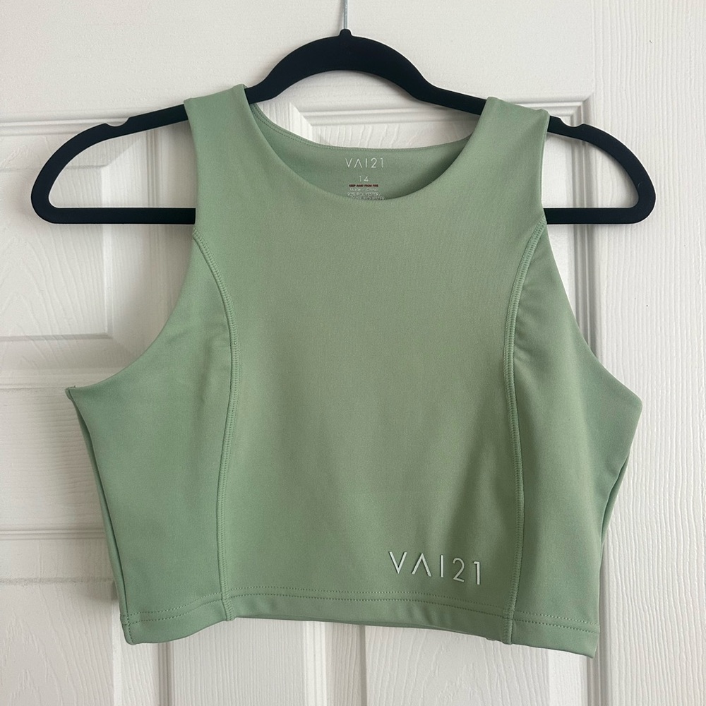never worn workout top